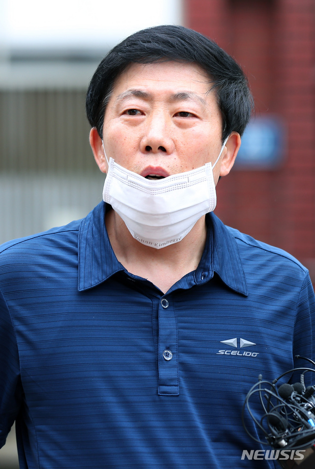 [서울=뉴시스]전신 기자 = 박상학 자유북한운동연합 대표가 30일 서울 양천구 서울지방경찰청 신정로 별관에서 피의자 신분으로 조사를 마친 후 차량으로 향하고 있다 2020.06.30. photo1006@newsis.com