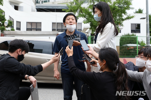 [서울=뉴시스]전신 기자 = 지난달 30일 박상학 자유북한운동연합 대표가 서울 양천구 서울지방경찰청 신정로 별관에서 피의자 신분으로 조사를 마친 후 심경을 밝히고 있다 2020.06.30.&nbsp; photo1006@newsis.com