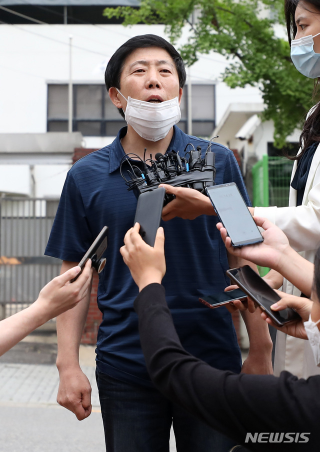 [서울=뉴시스]전신 기자 = 박상학 자유북한운동연합 대표가 30일 서울 양천구 서울지방경찰청 신정로 별관에서 피의자 신분으로 조사를 마친 후 심경을 밝히고 있다 2020.06.30. photo1006@newsis.com