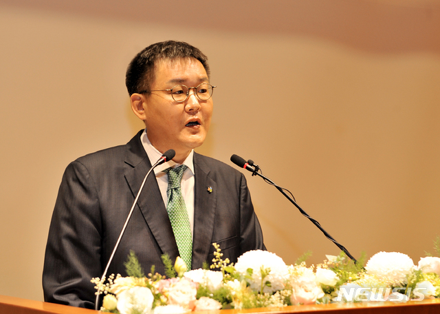 [서울=뉴시스] 창업주 김준기 전 회장의 장남인 김남호 DB금융연구소 부사장이 1일 DB그룹 회장에 선임되면서 본격적인 '2세 경영'이 막을 올렸다. 사진은 DB그룹 김남호 신임 회장이 취임사를 하고 있는 모습 (제공=DB그룹)