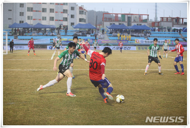 [통영=뉴시스] 신정철 기자= 경남 통영시에서 오는 13일부터 열릴 예정이던 '제56회 춘계대학축구연맹전'이 코로나19의 전국적인 재확산 움직임으로 또다시 잠정 연기됐다.사진은 지난해 제55회 대회 모습이다.(사진=뉴시스DB).2020.07.01. sin@newsis.com