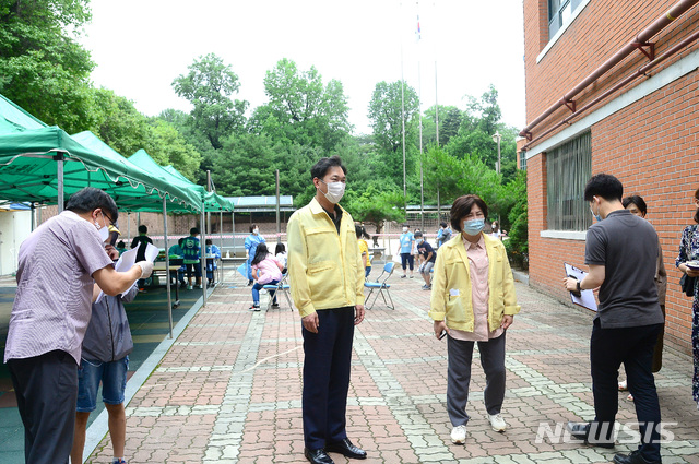 [서울=뉴시스] 이창우 동작구청장(사진 가운데)이 문창초등학교 현장 방역상황을 살펴보고 있다. (사진=서울 동작구 제공) 2020.07.01. photo@newsis.com 