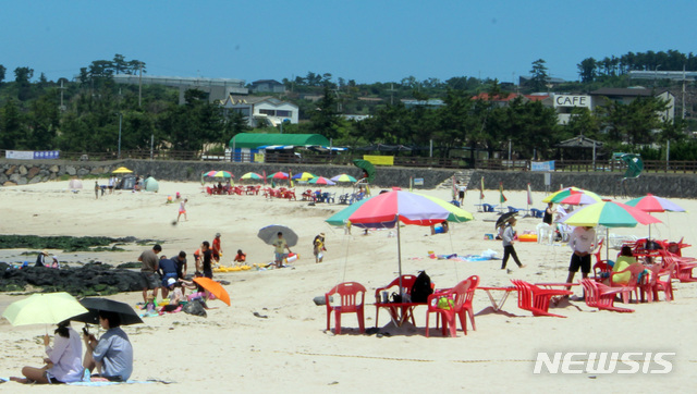 [제주=뉴시스] 양영전 기자 = 제주도 내 11곳 해수욕장이 정식 개장한 1일 제주시 곽지해수욕장을 찾은 피서객들이 해수욕을 즐기고 있다. 이날 주로 가족 단위 관광객과 젊은 연인 관광객이 해수욕장을 찾아 더위를 식혔다. 2020.07.01&nbsp; 0jeoni@newsis.com 