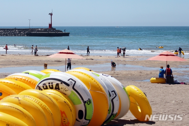 [제주=뉴시스] 양영전 기자 = 제주도 내 11곳 해수욕장이 정식 개장한 1일 제주시 이호해수욕장을 찾은 피서객들이 해수욕을 즐기고 있다. 이날 주로 가족 단위 관광객과 젊은 연인 관광객이 해수욕장을 찾아 더위를 식혔다. 2020.07.01 0jeoni@newsis.com