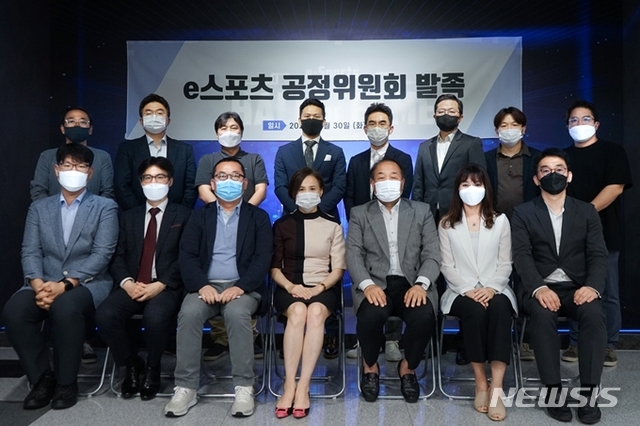 [서울=뉴시스]조영희 e스포츠 공정위원장(법무법인 LAB파트너스)을 비롯한 e스포츠 공정위원회 위원 및 종목사, 한국e스포츠협회 관계자들이 사진촬영에 임하고 있다. (사진=e스포츠 공정위원회 제공) 2020.07.01 