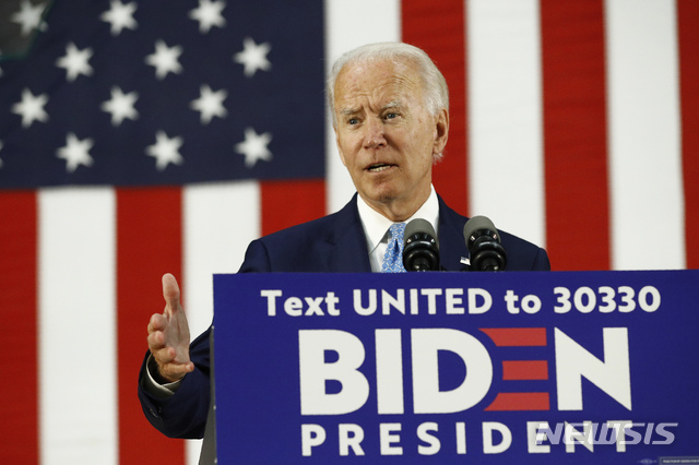 [윌밍턴=AP/뉴시스]민주당 대선 후보인 조 바이든 전 부통령이 6월 30일(현지시간) 고향인 미 델라웨어주 윌밍턴의 알렉시스 뒤퐁 고교에서 기자회견을 열고 발언하고 있다. 바이든 후보는 트럼프 대통령을 향해 "코로나19에 항복한 것 같다"라고 비난했다. 그는 또 팬데믹 상황에서 대선 유세를 하지 않겠다고도 밝혔다. 2020.07.01.