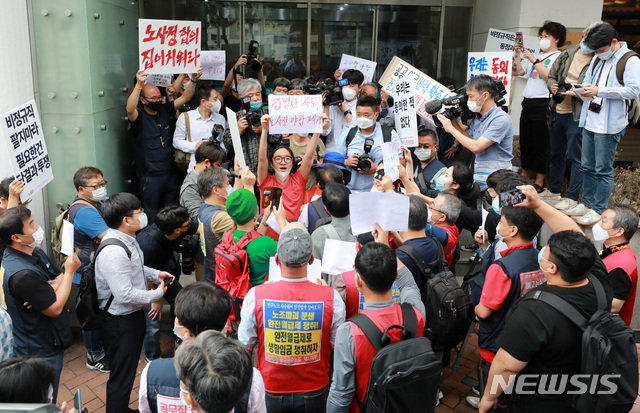 [서울=뉴시스] 이영환 기자 = 김명환 민주노총 위원장이 1일 오전 서울 중구 민주노총으로 출근을 하며 조합원들에게 노사정 합의와 관련해 항의를 받고 있다. 2020.07.01. 20hwan@newsis.com