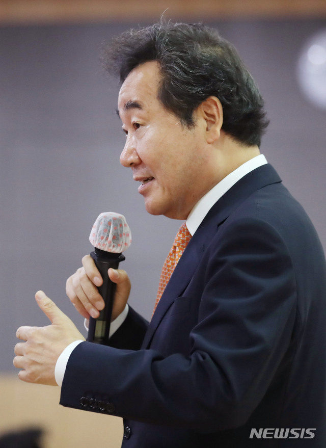 [서울=뉴시스] 김진아 기자 = 이낙연 더불어민주당 코로나19 국난극복위원장이 1일 서울 여의도 국회 의원회관에서 열린 코로나19 사태 이후, 대한민국 재도약의 길에서 강연을 하고 있다. 2020.07.01. bluesoda@newsis.com