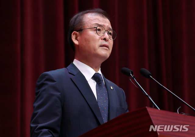 [서울=뉴시스] 고범준 기자 = 정성웅 금융감독원 부원장보가 1일 오전 서울 영등포구 금융감독원 강당에서 라임자산운용에 대한 분쟁조정위원회 개최 결과 브리핑을 하고 있다. 금감원은 라임 무역금융펀드 분쟁조정 신청 4건에 대해 착오에 의한 계약취소를 결정했다. 2020.07.01.&nbsp;&nbsp; bjko@newsis.com