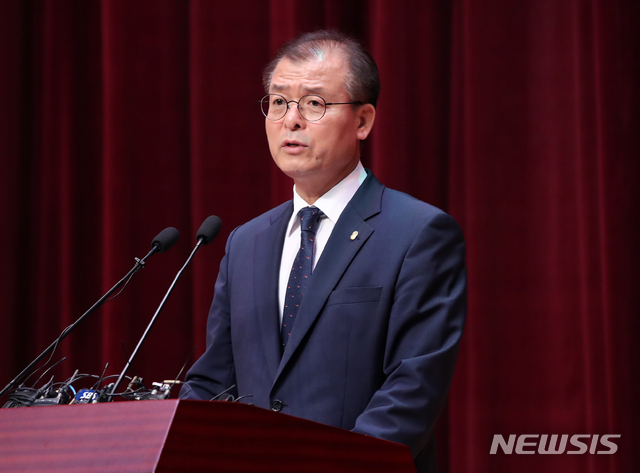 [서울=뉴시스] 고범준 기자 = 정성웅 금융감독원 부원장보가 1일 오전 서울 영등포구 금융감독원 강당에서 라임자산운용에 대한 분쟁조정위원회 개최 결과 브리핑을 하고 있다. 금감원은 라임 무역금융펀드 분쟁조정 신청 4건에 대해 착오에 의한 계약취소를 결정했다. 2020.07.01.&nbsp; bjko@newsis.com