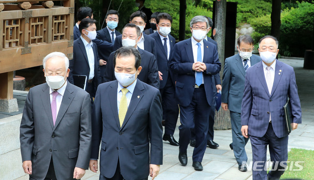 [서울=뉴시스] 박주성 기자 = 정세균 국무총리와 손경식 한국경영자총협회 회장을 비롯한 참석자들이 1일 오전 서울 삼청동 총리공관에서 신종 코로나바이러스 감염증(코로나19) 위기를 극복하기 위한 노사정 대표자 협약식이 민주노총의 불참으로 취소되자 심각한 표정으로 이동하고 있다. 2020.07.01. park7691@newsis.com