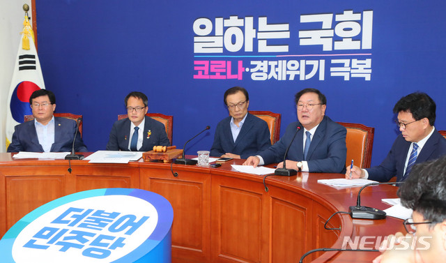 [서울=뉴시스] 장세영 기자 = 김태년 더불어민주당 원내대표가 1일 서울 여의도 국회에서 열린 더불어민주당 최고위원회의에 참석해 현안관련 발언을 하고 있다. 2020.07.01. photothink@newsis.com