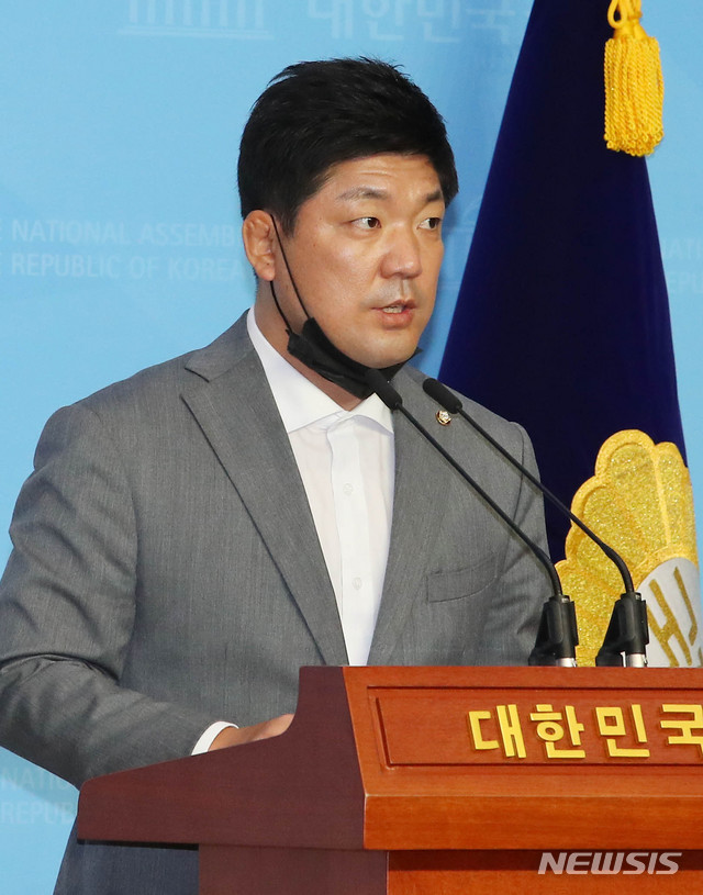 [서울=뉴시스] 장세영 기자 = 이용 미래통합당 의원이 1일 서울 여의도 국회 소통관에서 기자회견을 열고 故 최숙현 선수 사망 사건 관련 철저한 수사와 가해자들의 엄중처벌을 촉구했다. 2020.07.01.&nbsp; photothink@newsis.com