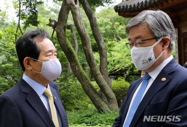 [서울=뉴시스] 박주성 기자 = 정세균 국무총리와 이재갑 고용노동부 장관 비롯한 참석자들이 1일 오전 서울 삼청동 총리공관에서 신종 코로나바이러스 감염증(코로나19) 위기를 극복하기 위한 노사정 대표자 협약식이 민주노총의 불참으로 취소되자 이야기를 나누고 있다. 2020.07.01. park7691@newsis.com