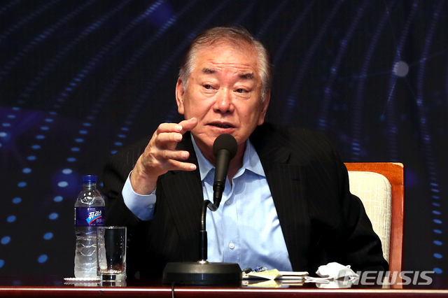 [서울=뉴시스] 이윤청 기자 = 문정인 대통령 통일외교안보특보가 1일 서울 중구 프레스센터 국제회의장에서 열린 KPF 포럼 '격동의 한반도, 문정인·이종석 대담'에서 발언하고 있다. 2020.07.01. radiohead@newsis.com