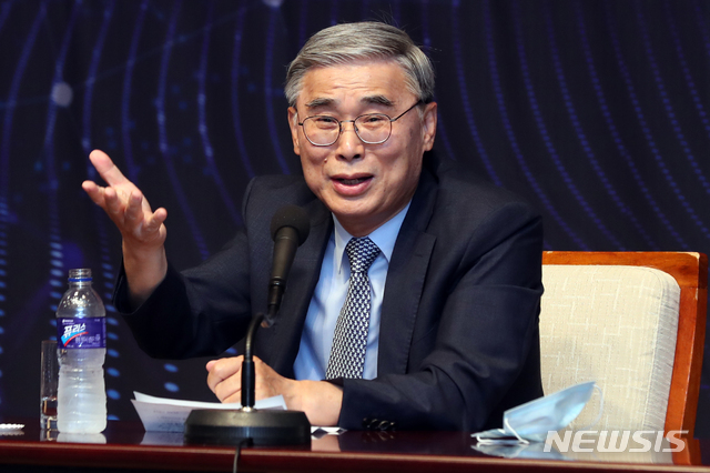 [서울=뉴시스] 이윤청 기자 = 이종석 전 통일부 장관이 1일 서울 중구 프레스센터 국제회의장에서 열린 KPF 포럼 '격동의 한반도, 문정인·이종석 대담'에서 발언하고 있다. 2020.07.01. radiohead@newsis.com