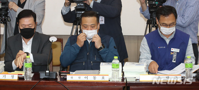 [서울=뉴시스]김명원 기자 = 법정심의 시한(6월 29일)을 넘긴 최저임금위원회가 1일 오전 서울 종로구 정부서울청사에서 4차 전원회의를 개최한 가운데 류기정(경총 전무, 왼쪽) 사용자 위원, 이동호(한국노총 사무총장, 가운데) 근로자 위원, 윤택근(민주노총 부위원장) 근로자위원이 자리하고 있다. 2020.07.01.&nbsp; kmx1105@newsis.com