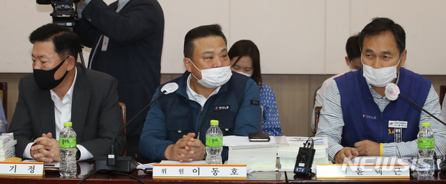 [서울=뉴시스]김명원 기자 = 법정심의 시한(6월 29일)을 넘긴 최저임금위원회가 1일 오전 서울 종로구 정부서울청사에서 4차 전원회의를 개최한 가운데 류기정(경총 전무, 왼쪽) 사용자 위원, 이동호(한국노총 사무총장, 가운데) 근로자 위원, 윤택근(민주노총 부위원장) 근로자위원이 자리하고 있다.&nbsp; 2020.07.01. kmx1105@newsis.com