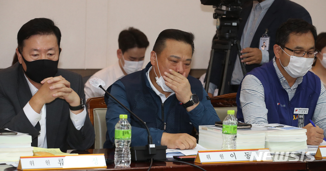 [서울=뉴시스]김명원 기자 = 법정심의 시한(6월 29일)을 넘긴 최저임금위원회가 1일 오전 서울 종로구 정부서울청사에서 4차 전원회의를 개최한 가운데 류기정(경총 전무, 왼쪽) 사용자 위원, 이동호(한국노총 사무총장, 가운데) 근로자 위원, 윤택근(민주노총 부위원장) 근로자위원이 자리하고 있다. 2020.07.01.&nbsp; kmx1105@newsis.com