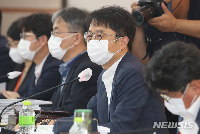 [서울=뉴시스]김명원 기자 = 법정심의 시한(6월 29일)을 넘긴 최저임금위원회가 1일 오전 서울 종로구 정부서울청사에서 4차 전원회의를 개최한 가운데 박준식(한림대 교수) 최저임금위원장이 발언하고 있다. 2020.07.01.&nbsp; kmx1105@newsis.com