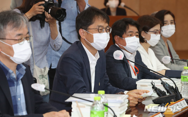 [서울=뉴시스]김명원 기자 = 법정심의 시한(6월 29일)을 넘긴 최저임금위원회가 1일 오전 서울 종로구 정부서울청사에서 4차 전원회의를 개최한 가운데 박준식(한림대 교수) 최저임금위원장이 발언하고 있다. 2020.07.01.&nbsp; kmx1105@newsis.com