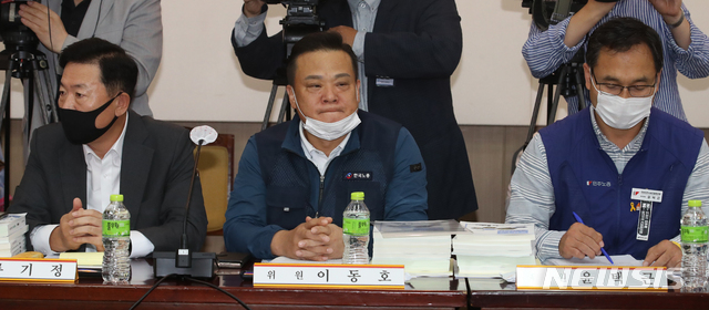 [서울=뉴시스]김명원 기자 = 법정심의 시한(6월 29일)을 넘긴 최저임금위원회가 1일 오전 서울 종로구 정부서울청사에서 4차 전원회의를 개최한 가운데 류기정(경총 전무, 왼쪽) 사용자 위원, 이동호(한국노총 사무총장, 가운데) 근로자 위원, 윤택근(민주노총 부위원장) 근로자위원이 자리하고 있다. 2020.07.01.&nbsp; kmx1105@newsis.com