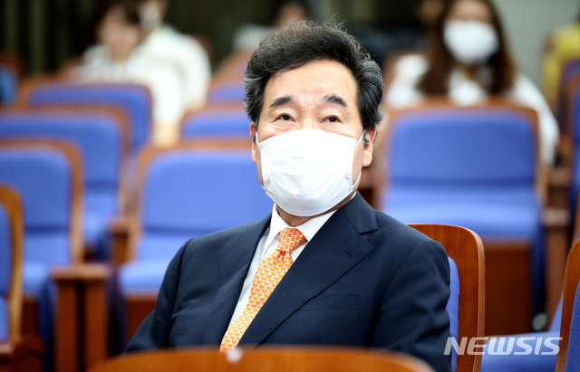 [서울=뉴시스]김선웅 기자 = 이낙연 더불어민주당 의원이 1일 오전 서울 여의도 국회에서 열린 더불어민주당 정책 의원총회에 참석하고 있다. 2020.07.01. mangusta@newsis.com