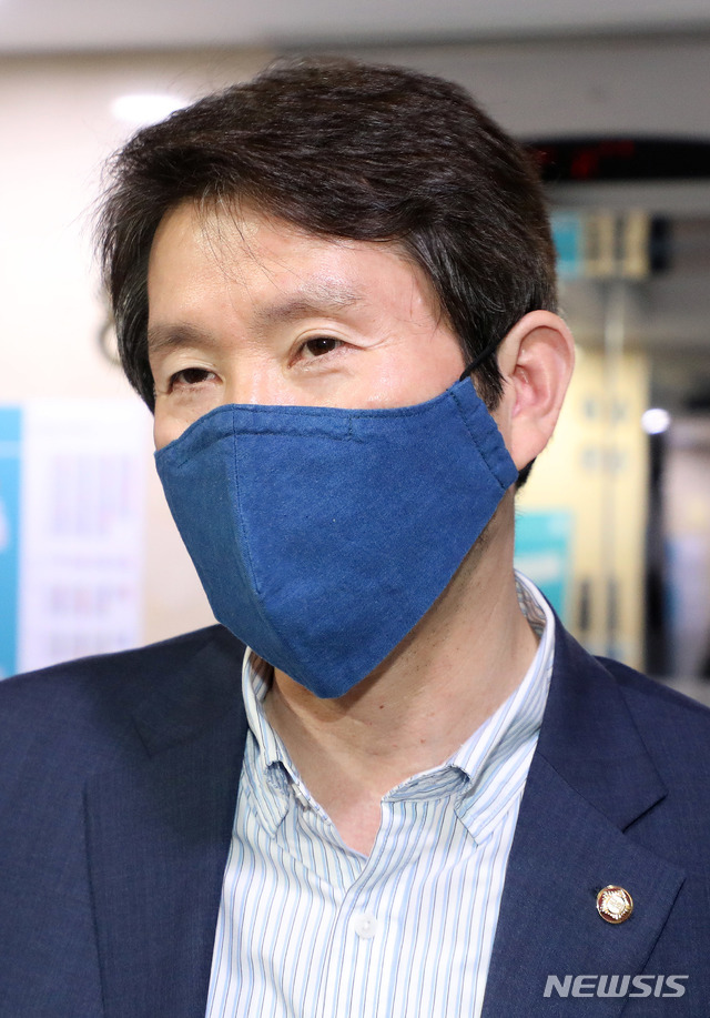 [서울=뉴시스]김선웅 기자 = 3일 통일부 장관 후보로 지명된 이인영 더불어민주당 의원이 지난 1일 서울 여의도 국회 의원회관 내 의원실을 나서는 모습. 2020.07.01. mangusta@newsis.com