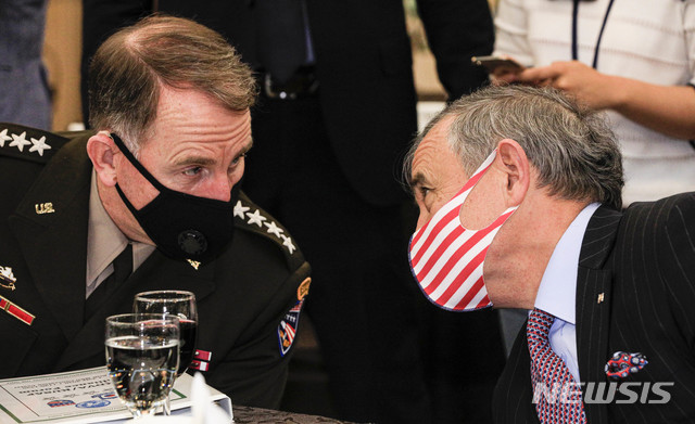 [서울=뉴시스] 박민석 기자 = 해리 해리스(오른쪽) 주한미국대사와 로버트 에이브럼스 주한미군 사령관 겸 유엔군사령관이 1일 서울 용산구 국방컨벤션에서 열린 제6회 한미동맹포럼에서 대화하고 있다. 2020.07.01. mapark@newsis.com