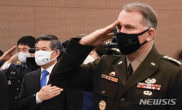 [서울=뉴시스] 박민석 기자 = 정경두 국방부 장관과 로버트 에이브럼스 주한미군 사령관 겸 유엔군사령관이 1일 서울 용산구 국방컨벤션에서 열린 제6회 한미동맹포럼에 참석해 국민의례를 하고 있다. 2020.07.01. mapark@newsis.com