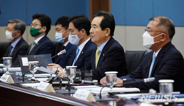 [고양=뉴시스]홍효식 기자 = 정세균 국무총리가 1일 경기 고양시 일산서구 킨텍스 제1전시장에서 열린 제1회 수소경제위원회 회의에 참석해 발언하고 있다. 정세균 국무총리를 위원장으로 정부·민간위원이 참여하는 이번 위원회는 범정부 차원의 수소경제 컨트롤타워 역할을 하게 된다. 수소산업 생태계 조성방안과 전담기관 지정 등이 논의되며, 이를 통해 수소경제를 육성하고 수소산업 선도국가로 도약하는 모멘텀을 마련할 계획이다. 2020.07.01. photo@newsis.com