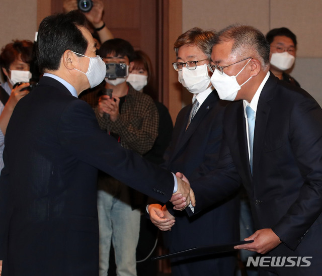 [고양=뉴시스]홍효식 기자 = 정세균 국무총리가 1일 경기도 일산 킨텍스에서 열린 수소경제위원회 위원 위촉식에 참석해 정의선 현대자동차 수석부회장에게 위촉장을 수여한 뒤 악수하고 있다. 2020.07.01. photo@newsis.com