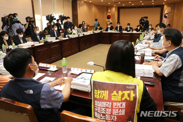 [서울=뉴시스]김명원 기자 = 법정심의 시한(6월 29일)을 넘긴 최저임금위원회가 1일 오전 서울 종로구 정부서울청사에서 4차 전원회의가 개최된 가운데 박준식(한림대 교수) 최저임금위원장이 발언하고 있다. 2020.07.01. kmx1105@newsis.com