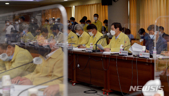 [광주=뉴시스] 변재훈 기자 = 1일 오후 광주 서구 광주시청 중회의실에서 광주시 주관으로 시교육청·경찰·군·대학병원·의사회·종교계 대표 등이 참석하는 신종 코로나바이러스 감염증(코로나19) 긴급대책회의가 열리고 있다. 감염 확산 예방 차원에서 좌석마다 투명 칸막이가 설치돼 있다. 광주에서는 최근 닷새간 지역사회 내 감염으로 추정되는 확진자 22명이 잇따라 발생했다. 2020.07.01.  wisdom21@newsis.com