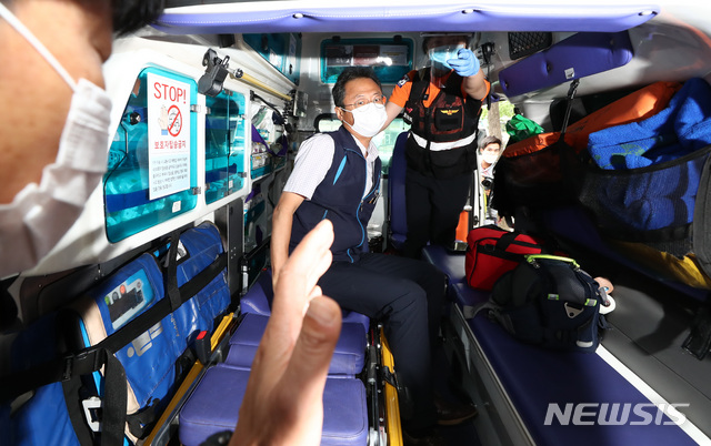 [서울=뉴시스] 이영환 기자 = 김명환 민주노총 위원장이 1일 오후 서울 중구 민주노총에서 구급차를 타고 병원으로 이동하고 있다. 2020.07.01. 20hwan@newsis.com