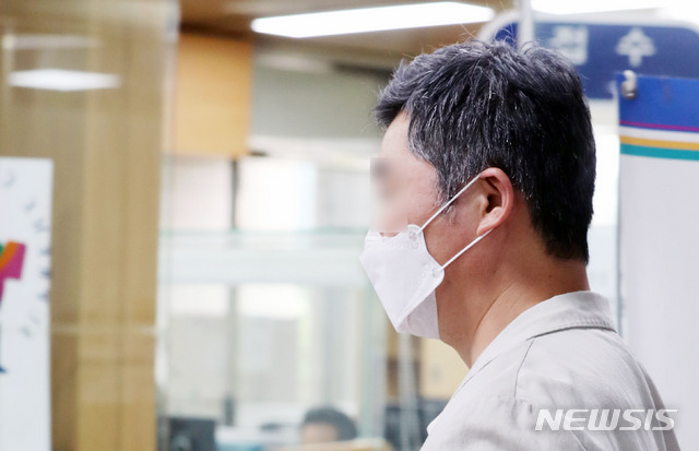 [서울=뉴시스] 박주성 기자 = '웅동학원 비리' 의혹으로 재판을 받고 있는 조국 전 법무부 장관 동생 조모씨가 지난 7월1일 오후 서울 서초구 서울중앙지법에서 열린 속행 공판을 마치고 법원을 나서고 있다. 2020.07.01. park7691@newsis.com