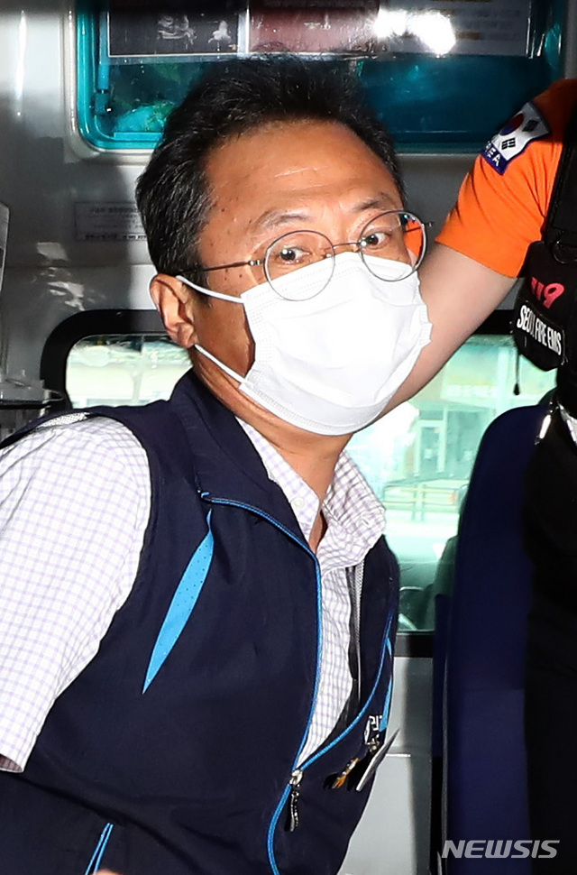 [서울=뉴시스] 이영환 기자 = 김명환 민주노총 위원장이 1일 오후 서울 중구 민주노총에서 구급차를 타고 병원으로 이동하고 있다. 2020.07.01.&nbsp; 20hwan@newsis.com