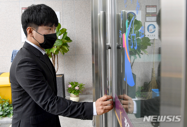 [광주=뉴시스] 신대희 기자 = 가수 고(故) 구하라씨의 가족 내 재산 상속과 관련한 첫 재판이 1일 광주 가정법원에서 열렸다. 친모를 상대로 소송을 제기한 구씨의 오빠 구호인씨가 이날 오후 법정으로 들어서고 있다. 2020.07.01. sdhdream@newsis.com