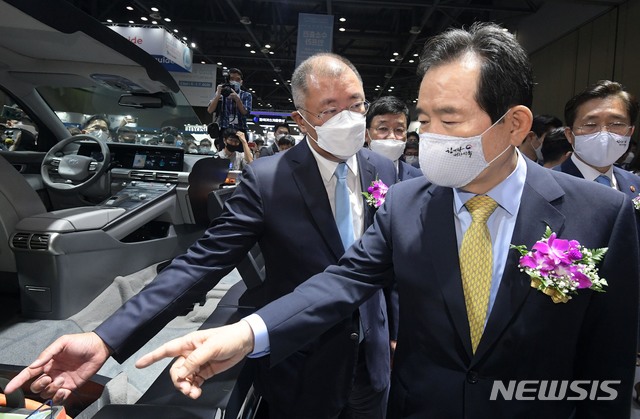 [고양=뉴시스]홍효식 기자 = 정세균(오른쪽) 국무총리와 정의선 현대자동차 수석부회장이 1일 경기도 고양시 킨텍스에서 열린 '수소모빌리티+쇼'에서 현대자동차의 수소차 '넥쏘'를 살펴보고 있다. 2020.07.01. photo@newsis.com