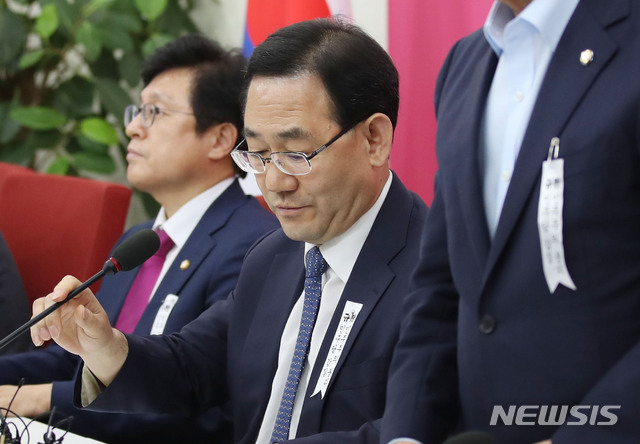 [서울=뉴시스] 김진아 기자 = 주호영 미래통합당 원내대표가 1일 서울 여의도 국회에서 율사 출신 의원들과 회의 결과 발표 후 자리를 떠나고 있다 2020.07.01.&nbsp; bluesoda@newsis.com