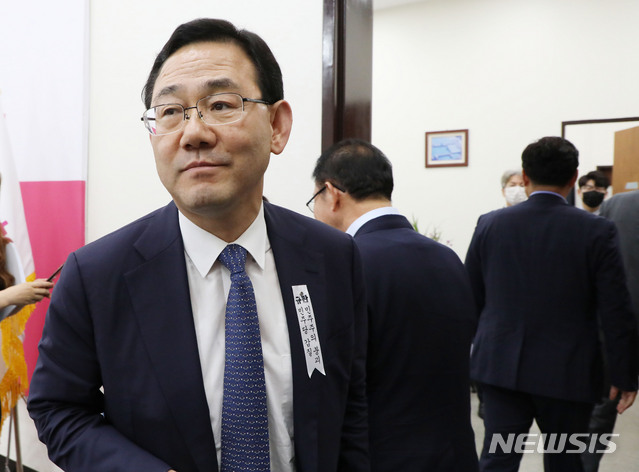 [서울=뉴시스] 김진아 기자 = 주호영 미래통합당 원내대표가 1일 서울 여의도 국회에서 율사 출신 의원들과 회의 결과 발표 후 자리를 떠나고 있다 2020.07.01.&nbsp; bluesoda@newsis.com