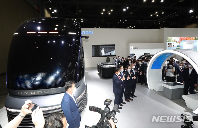 [고양=뉴시스]홍효식 기자 = 정세균 국무총리, 성윤모 산업통상자원부 장관, 정의선 현대자동차 수석부회장, 정만기 수소모빌리티+쇼 조직위원장이 1일 오후 경기 고양시 킨텍스에서 열린 '2020 수소모빌리티+쇼' 개막식에 참석해 기념촬영을 하고 있다. 2020.07.01. photo@newsis.com