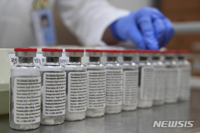 [서울=뉴시스] 박민석 기자 = 의료진이 1일 오후 서울 중구 국립중앙의료원에서 신종 코로나바이러스 감염증(코로나19) 치료제 램데시비르를 정리하고 있다. 질병관리본부는 이날부터 램데시비르의 국내 공급을 시작한다고 밝혔다. 2020.07.01.&nbsp; mspark@newsis.com 