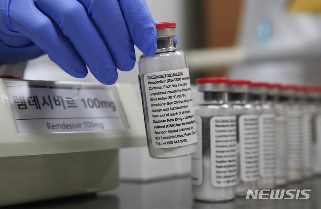 [서울=뉴시스] 박민석 기자 = 의료진이 지난 7월1일 오후 서울 중구 국립중앙의료원에서 신종 코로나바이러스 감염증(코로나19) 치료제 렘데시비르를 정리하고 있다. 질병관리본부(현 질병관리청)는 이날부터 램데시비르의 국내 공급을 시작한다고 밝혔다. 2020.07.01. mspark@newsis.com