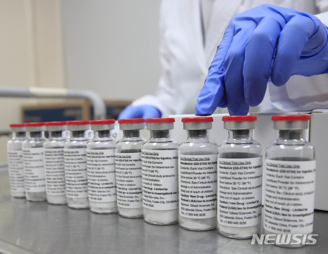 [서울=뉴시스] 의료진이 지난 7월1일 오후 서울 중구 국립중앙의료원에서 신종 코로나바이러스 감염증(코로나19) 치료제 렘데시비르를 정리하고 있다. 질병관리본부는 이날부터 램데시비르의 국내 공급을 시작한다고 밝혔다. (사진=뉴시스 DB). 2020.07.01. photo@newsis.com