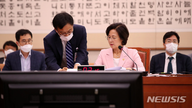 [서울=뉴시스]김선웅 기자 = 추미애 법무부장관이 1일 오후 서울 여의도 국회에서 열린 법사위 전체회의에서 관계자에게 자료를 전달받고 있다. 2020.07.01.&nbsp; mangusta@newsis.com