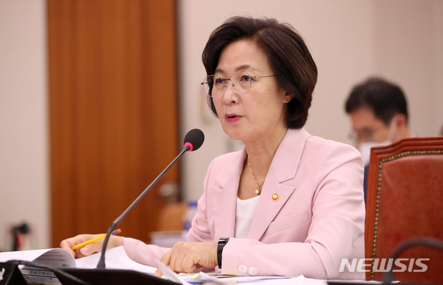 [서울=뉴시스]김선웅 기자 = 추미애 법무부장관이 지난 1일 오후 서울 여의도 국회에서 열린 법사위 전체회의에서 의원 질의에 답변하고 있다. 2020.07.01. mangusta@newsis.com