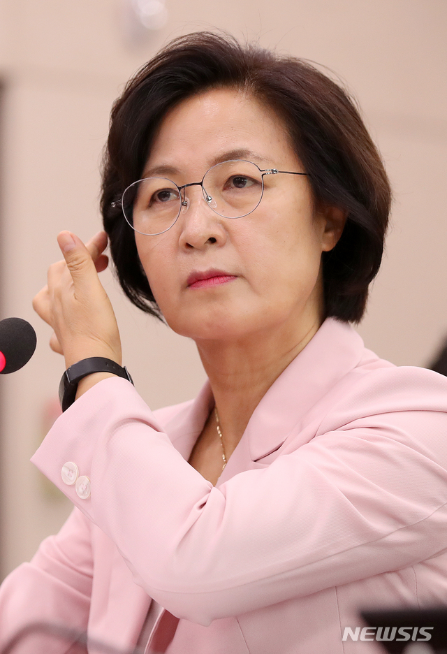 [서울=뉴시스]김선웅 기자 = 추미애 법무부장관이 1일 오후 서울 여의도 국회에서 열린 법사위 전체회의에서 의원 질의를 경청하고 있다. 2020.07.01. mangusta@newsis.com