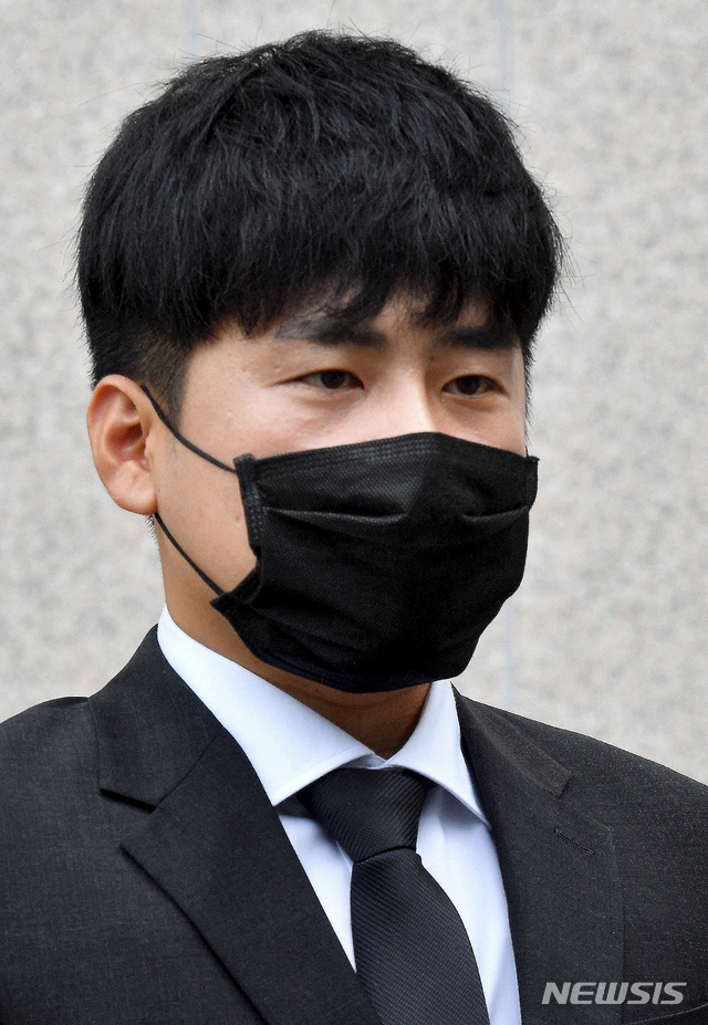 [광주=뉴시스] 신대희 기자 = 가수 고(故) 구하라씨의 오빠 구호인씨가 지난 1일 오후 법정으로 들어서기 앞서 취재진 질문에 답하고 있다. 2020.07.01. sdhdream@newsis.com