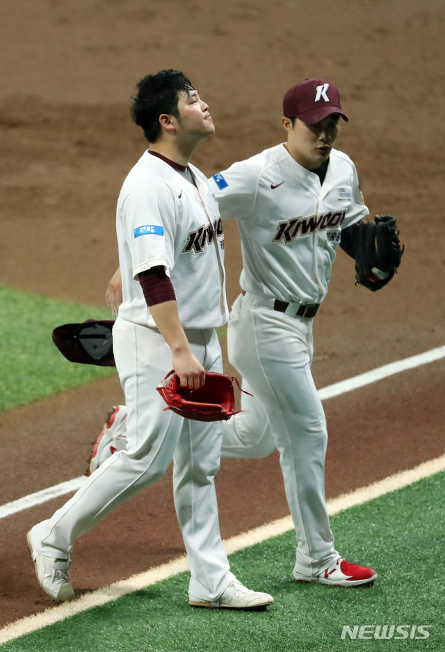 [서울=뉴시스] 고승민 기자 = 1일 서울 고착스카이돔에서 열린 2020 KBO 리그 두산베어스 대 키움히어로즈 경기, 두산 공격 1회초에 6점을 내준 키움 선발투수 한현희가 덕아웃으로 들어오며 아쉬워하고 있다. 2020.07.01.kkssmm99@newsis.com